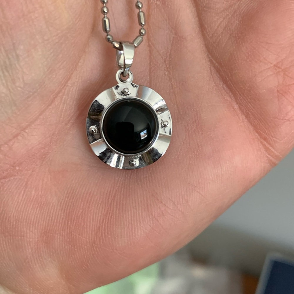 Silver necklace with black/motion pendant